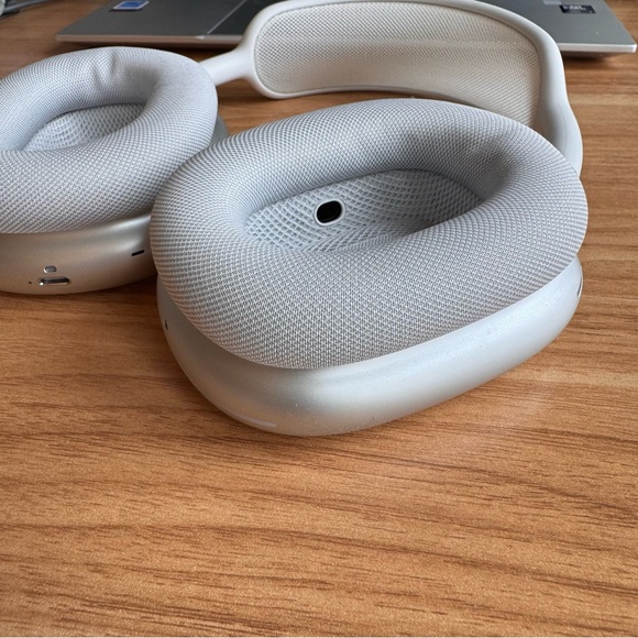 Apple AirPods Max White over ear headphones (2024 USB-C) - Silver - NEVER USED - Picture 7 of 8